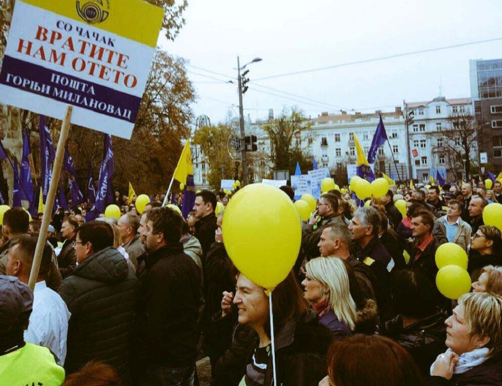 ДОШЛИ ДА ИХ ХАПСЕ: Раднике Поште, који већ неко време траже да им се 